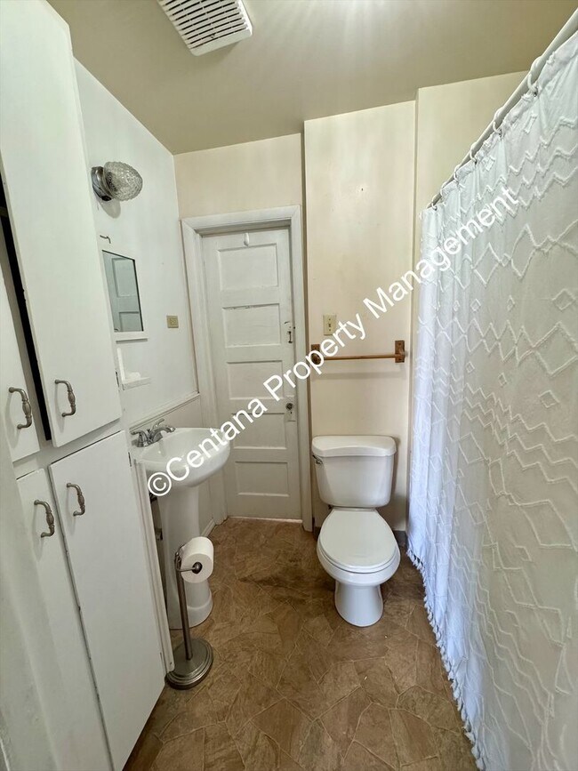 Building Photo - 1528 A St
