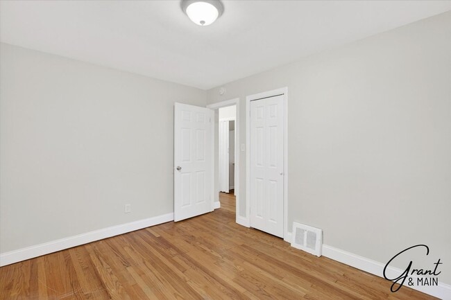 Building Photo - $1,350 - 3 Bed / 1 Bath  Home