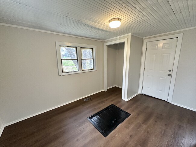 Building Photo - 1556 Burgin Ave