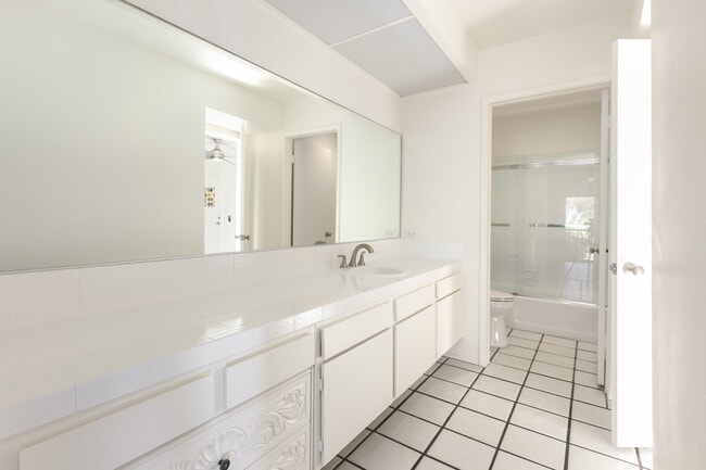 Building Photo - 1411 N Sunrise Way