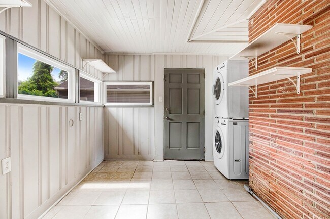 Building Photo - 105 Pineland Cir