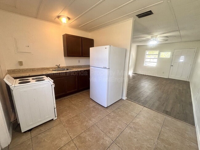 Building Photo - 842 Lake Ave