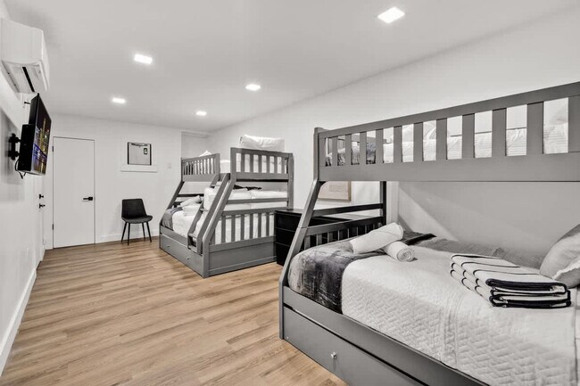 Building Photo - 17621 NE 7th Ave