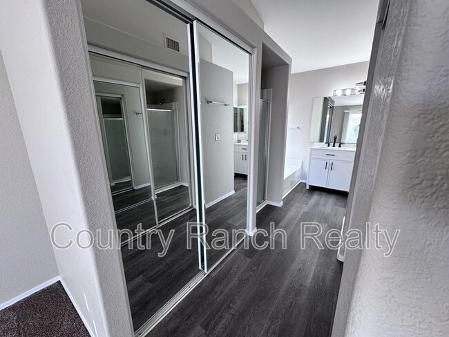 Building Photo - 1934 Easy St