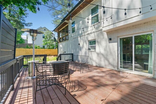Building Photo - 320 Kelso Dr SW