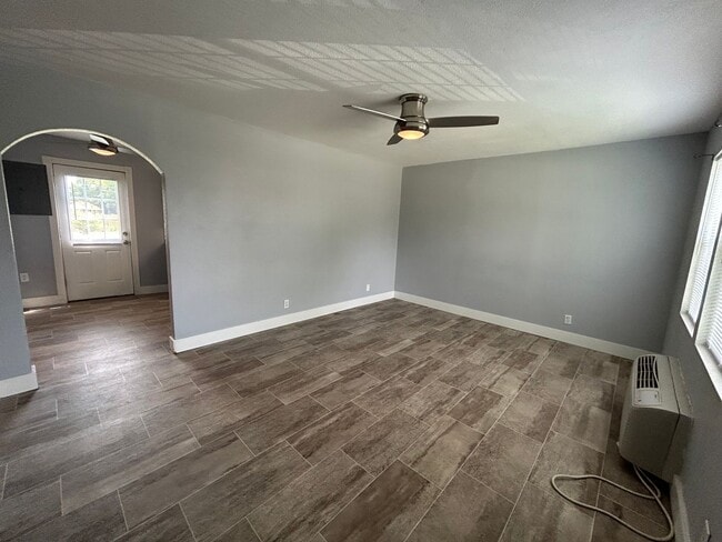 Building Photo - Must See!