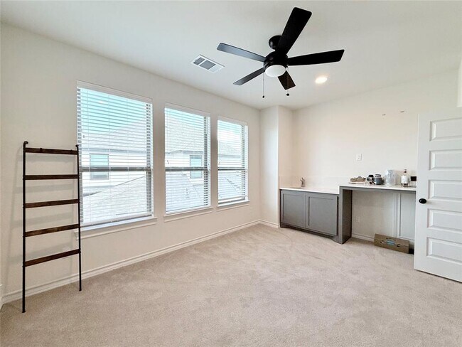 Building Photo - 113 Low River Ln