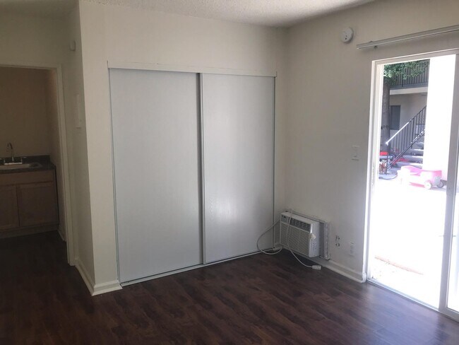 Building Photo - 1427 Rock Glen Ave