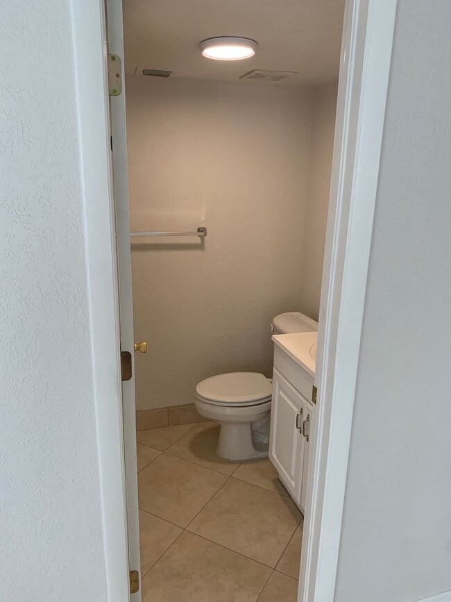 Building Photo - Available 5/10 -  Annual Condo Rental in South Naples