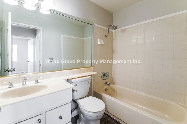 Building Photo - Updated Upstairs Condo with Garage in Desirable Walnut Neighborhood