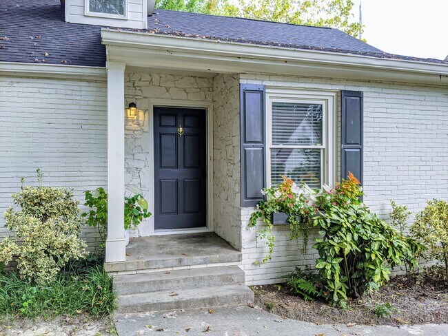 Building Photo - Charming 1 Bedroom Duplex in Buckhead!