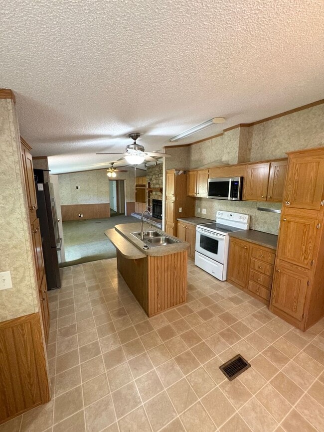 Building Photo - Country Living!