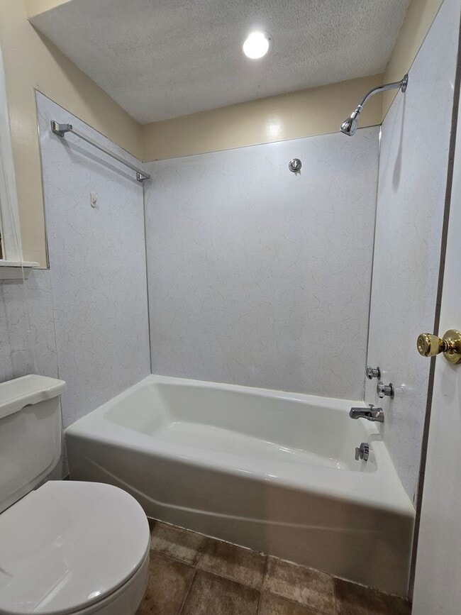 Building Photo - 3 Bedroom 2 Bath home in Asher!