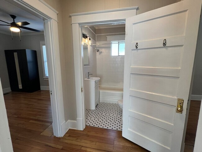 Building Photo - 511 N Church St