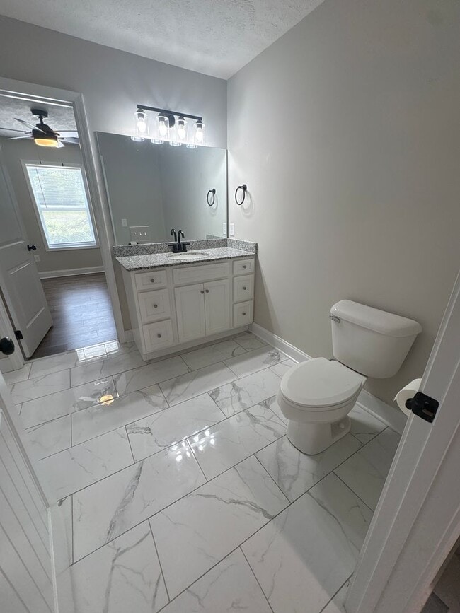 Building Photo - Spacious Duplex with Fenced-In Backyard!