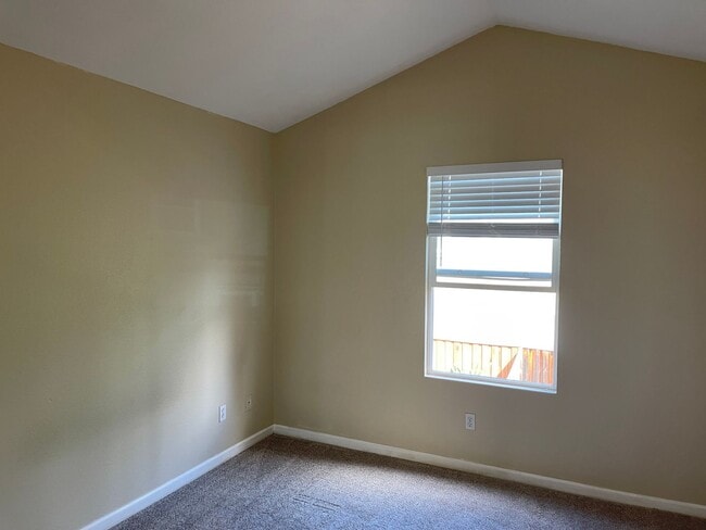 Building Photo - Adorable 1 bedroom 1 bath, full kitlchen, ...