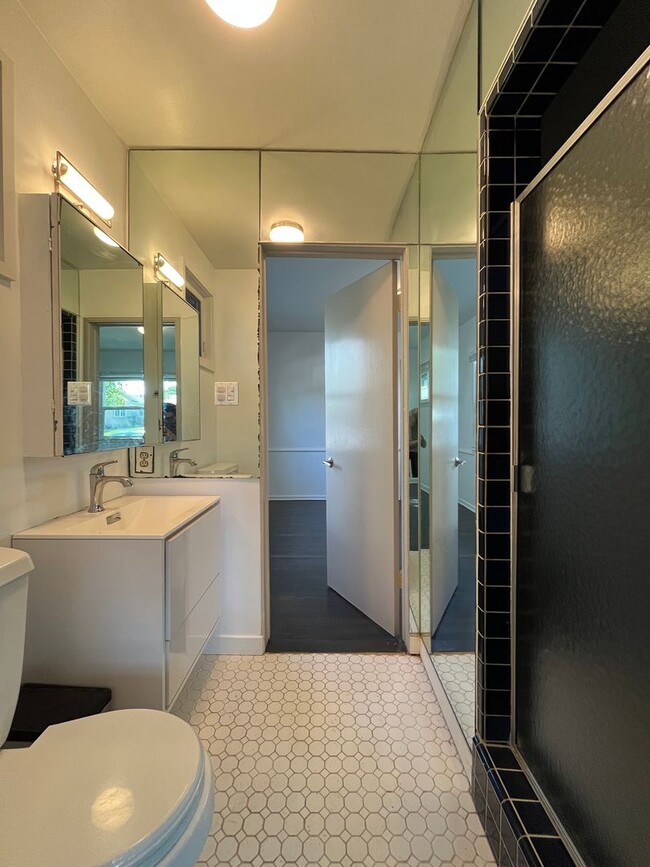 Building Photo - Sherman Oaks 3+2 w/bonus room + upgrades on cul-de-sac lot!