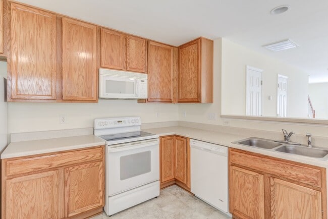 Building Photo - 3 Bedroom Townhouse in Wakefield with 1 Ca...