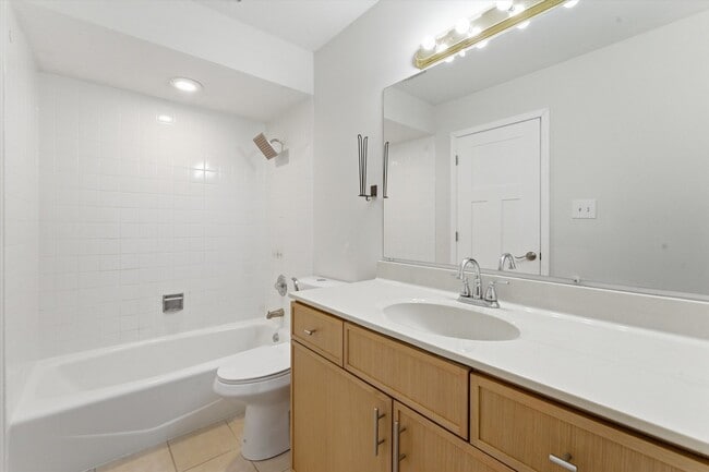 Building Photo - 15826 Farm Hill Dr