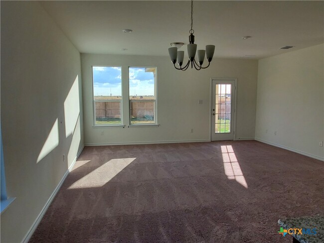 Building Photo - 4001 Woodside Dr