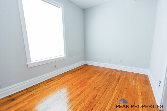 Building Photo - 1104 N Oakley Blvd