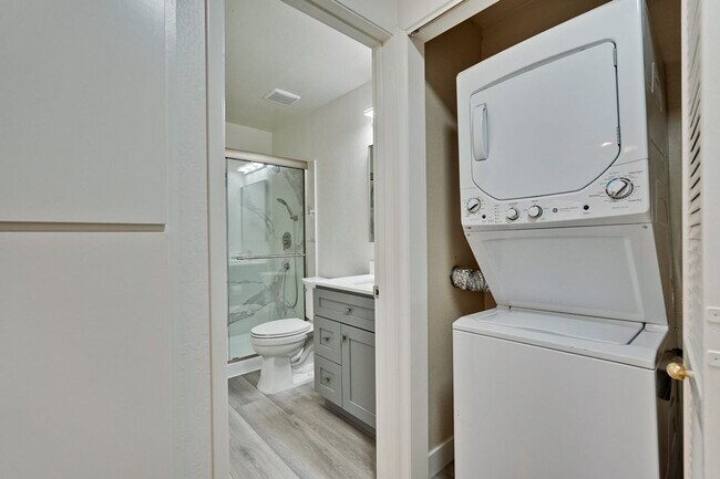 Building Photo - 2 bed 2 bath condo