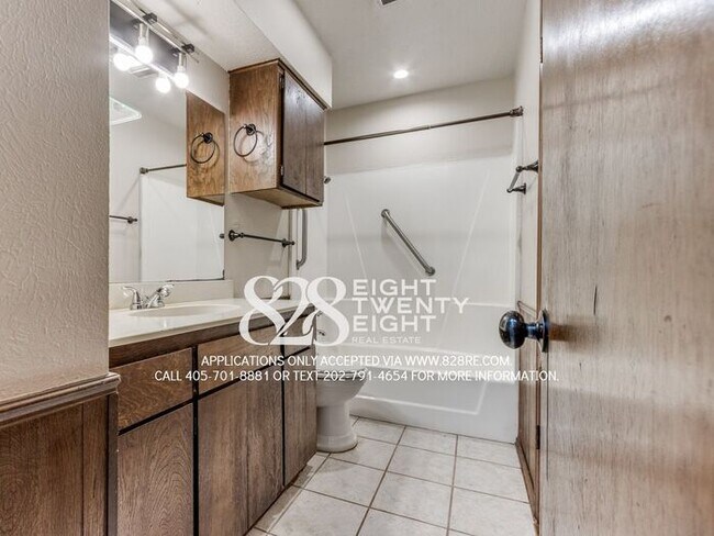 Building Photo - West Norman 2 Bed/1 Bath Duplex WITH Fenced Backyard! AVAILABLE NOW!