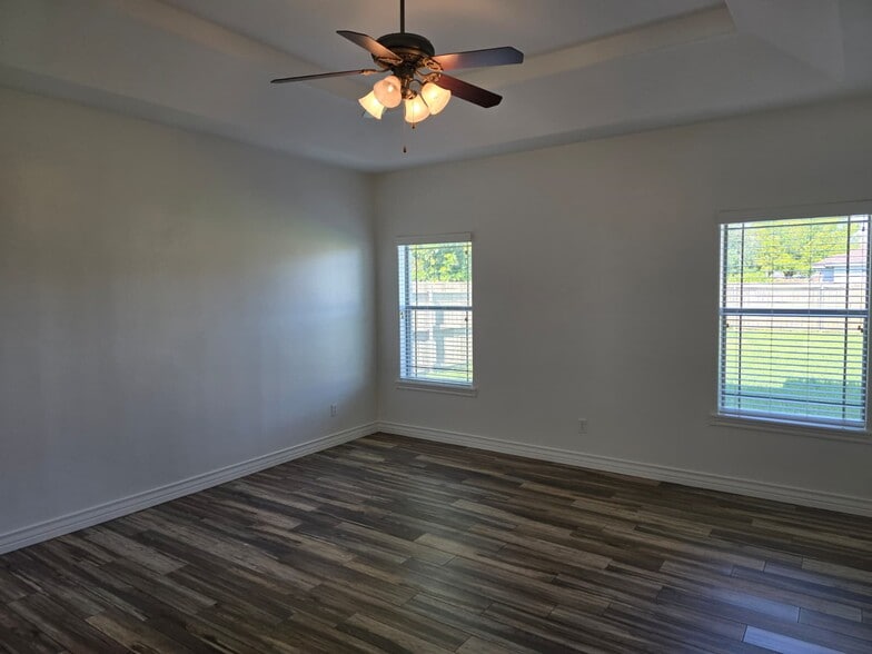 Master Bedroom - 904 Shawnee Bend Rd
