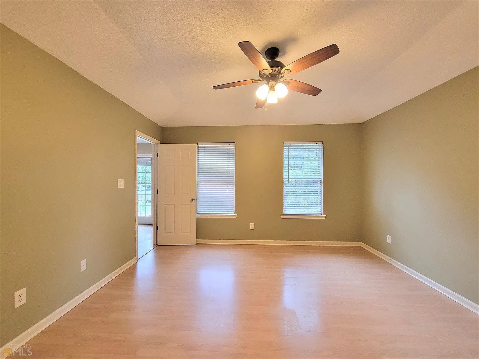 Master on main! - 512 N Fairfield Dr