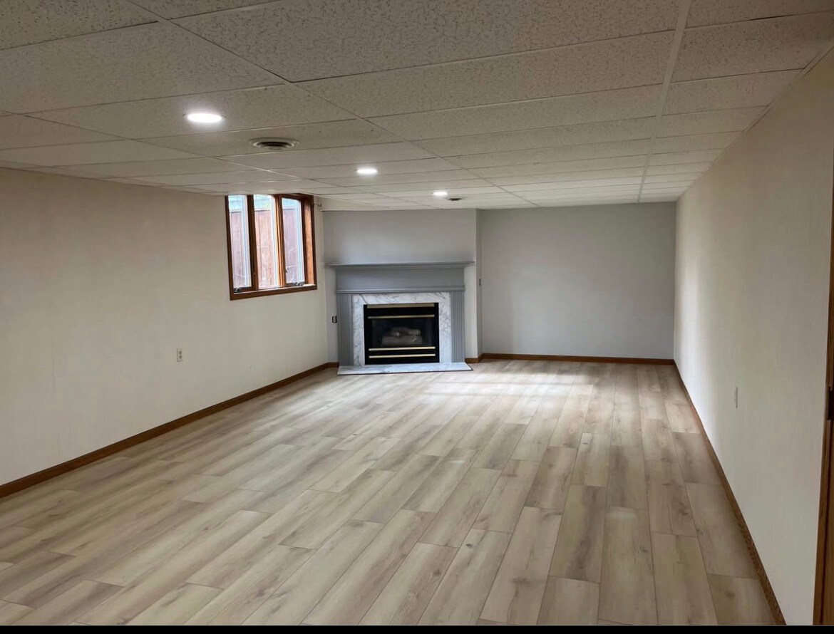 Building Photo - 705 Plainfield Ct