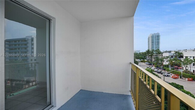 Building Photo - 1340 Lincoln Rd