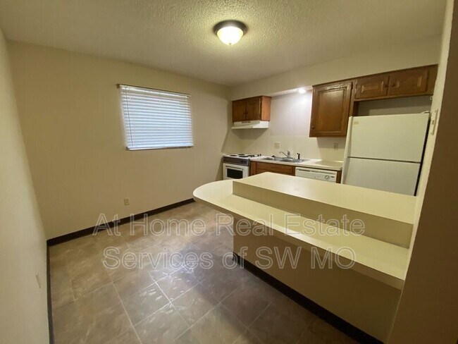 Building Photo - 2862 S Rogers Ave