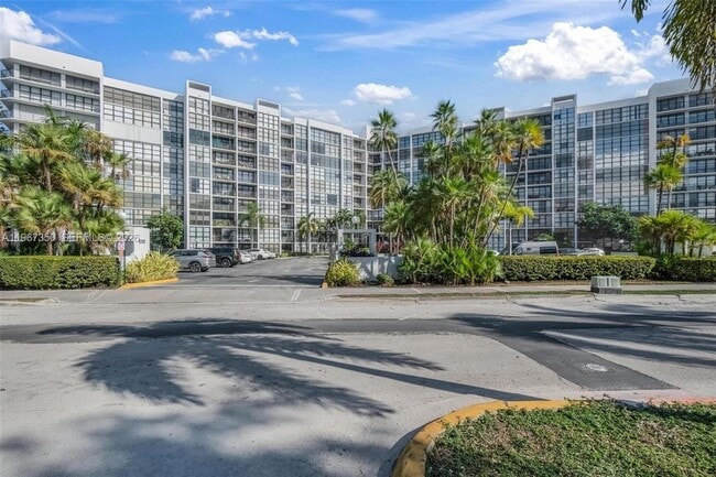 Building Photo - 800 Parkview Dr