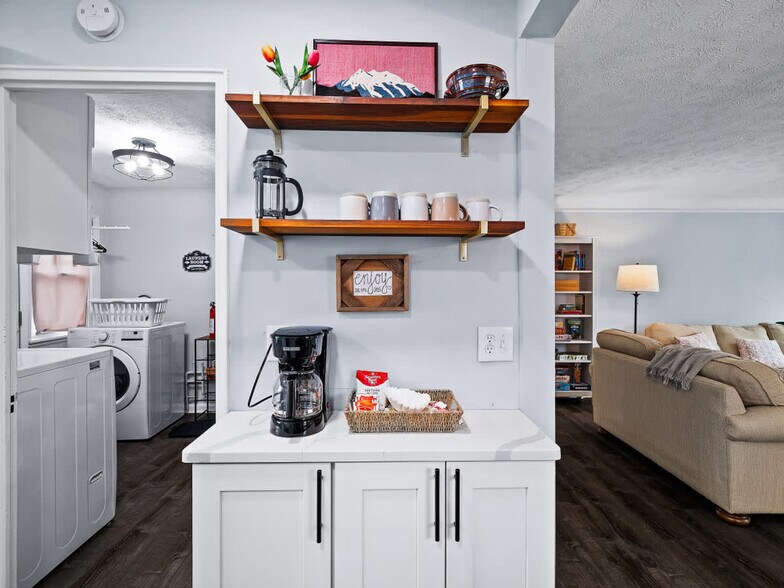 Building Photo - 6771 Greenleaf Ave