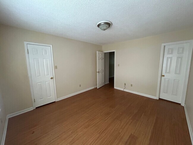 Building Photo - Convenient & Cozy 2BR Townhome Off Hwy 127