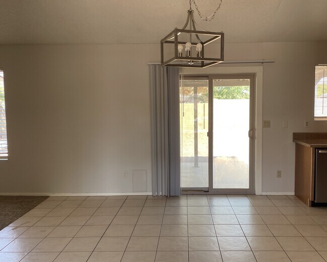 Eating area - 7632 W Pershing Ave
