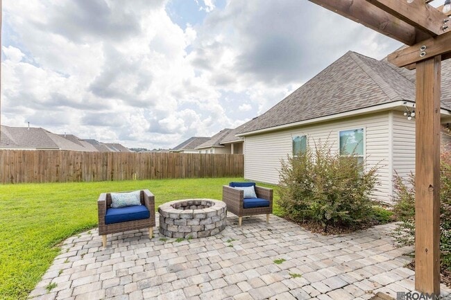 Building Photo - 6211 Lake Edge Dr