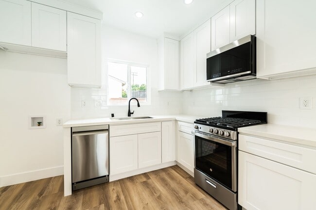 Building Photo - 7020 Schroll St