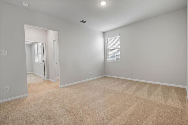 Building Photo - 104 Woodrow Ln