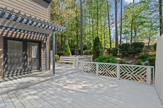 Building Photo - 2420 Castle Ln NE