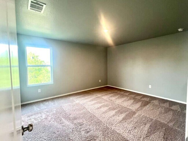 Building Photo - Charming 3-Bed Retreat with Open Living & Private Primary Suite in San Antonio