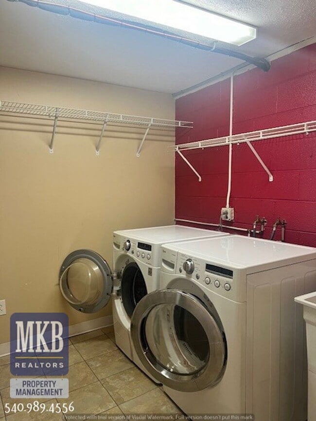 Building Photo - 4 Bedroom 2 Bath in Monterey Neighborhood