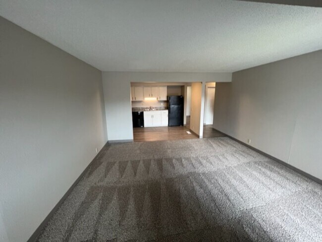 Building Photo - Spacious 2 bd w/walk-in entry