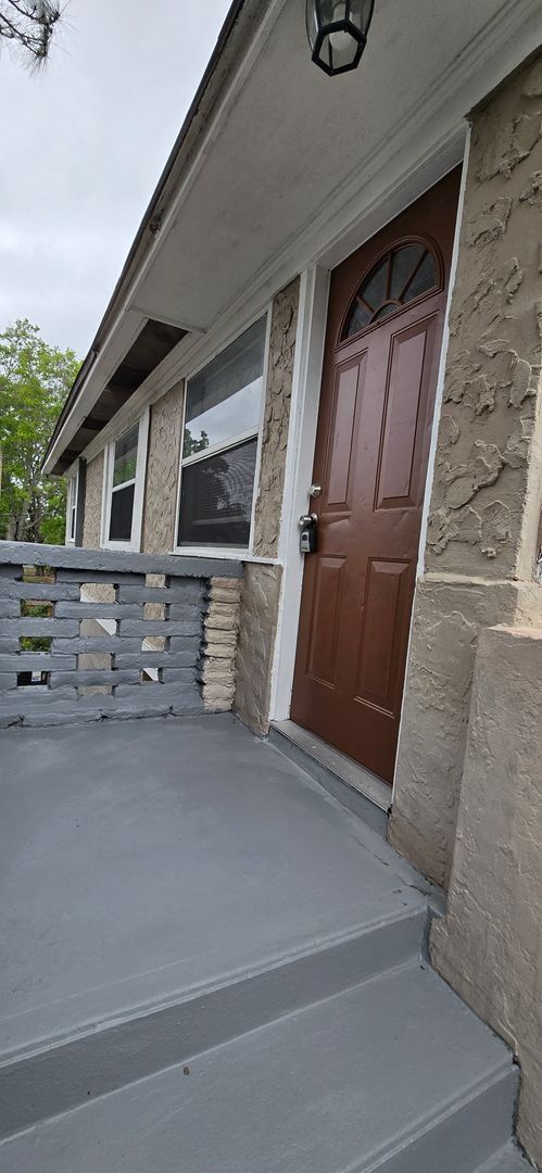 Building Photo - ONE BEDROOM ONE BATHROOM NEWLY RENOVATED A...