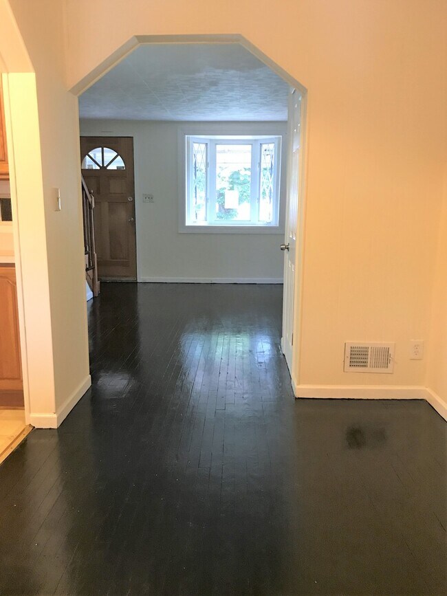 Building Photo - 3 Bedroom Townhome in Morrell Park - Finis...