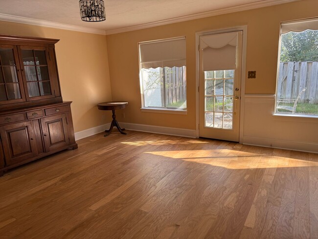 Building Photo - Townhome Off The Parkway With 2 Car Garage