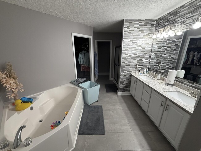 Building Photo - 2216 Smallwood Dr