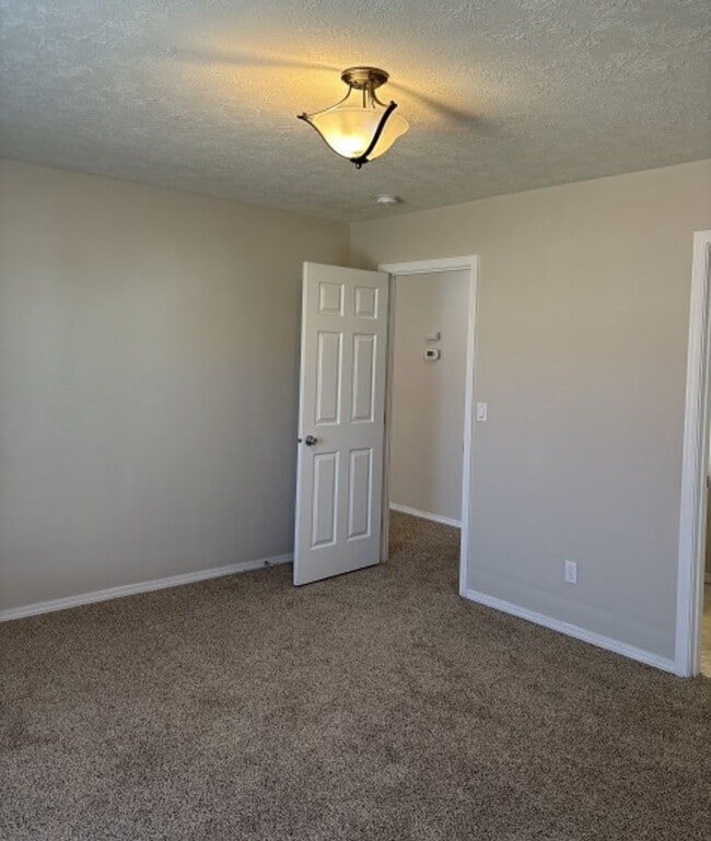 Building Photo - 3Bd/2Ba Single Story Home - Available to V...