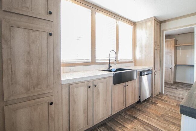 Building Photo - 1501 Thompsonville Ln