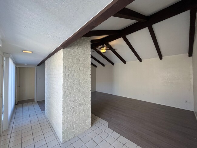 Building Photo - Southside Duplex w/ Two Car Garage